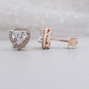 Magnifiques boucles d'oreilles clous en or rose avec halo de diamants en forme de cœur certifiés IGI et sertissage à vis - Product Image 5