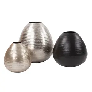 Vase à fleurs en fer de luxe, design côtier, fait à la main, vase de table pour la décoration de la maison, accent de décoration subtil - Product Image 1