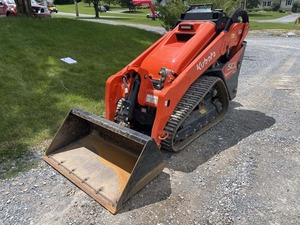Chargeuse compacte Kubota SCL1000 2023 avec godet frontal, capacité de charge nominale de 1 tonne, pompe hydraulique pour usage agricole et de construction - Product Image 1
