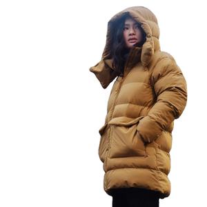 Parka hinchada de OEM personalizada de primera calidad para mujer, chaqueta de invierno acolchada, Capucha ajustable, cuello levantado, lona, patrón sólido, cierre de cremallera - Product Image 6