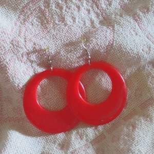 Pendientes Colgantes de Resina Moldeados a Mano, Duraderos, en Colores Mixtos, para Bodas y Festividades, de la Marca Bold MOHSIN HANDICRAFTS - Product Image 1