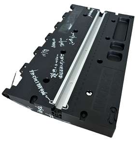 Panneau supérieur d'établi moulé par injection en plastique personnalisé avec règle et fentes pour outils Produit en plastique spécifique - Product Image 1