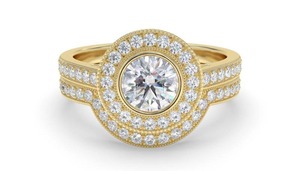 แหวนเพชรทรงกลมแบบ Lab Grown ประดับรอบวง พร้อมแหวนคู่สำหรับเขาและเธอ น้ำหนัก 1.00 กะรัต ทำจากทอง 18K และแพลตตินัม - Product Image 2