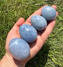 งานฝีมือหินกึ่งมีค่าสำหรับตกแต่งบ้านสไตล์มาสค็อตไข่คริสตัลไคยาไนต์สีฟ้าธรรมชาติขายดี - Product Image 4