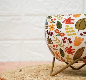 Petite jardinière faite à la main avec support en métal au design moderne vaisselle décorative pour pot de fleur de jardin plantation de vent en vente - Product Image 3