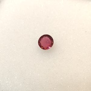 Piedra preciosa de corte brillante redonda suelta de turmalina natural rosa oscuro para la fabricación de joyas con exquisitos efectos de luz - Product Image 2