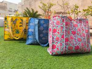 Bolso de mano Floral Reversible de algodón acolchado, bolso de hombro grande sostenible ecológico para comestibles, playa, Yoga, uso de fin de semana bohemio - Product Image 3