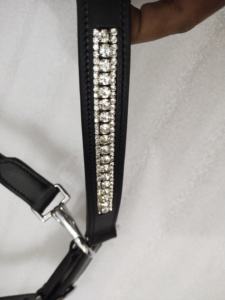 Cabestro de Cuero Adeefa Enterprise con Cristales Transparentes y Acolchado Blanco para Caballos con Herrajes de Acero Inoxidable. - Product Image 5