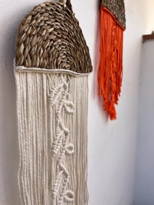 Ensemble de 3 pièces murales en macramé minimalistes et fines pour une décoration murale élégante et des accents bohèmes doux, fabriquées à la main en Inde - Product Image 6