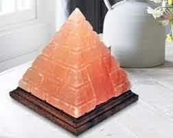 Lámpara de pirámide de sal rosa del Himalaya, elegante Base de madera tallada a mano con luz suave, estilo amor, decoración del hogar para ambiente relajante - Product Image 3