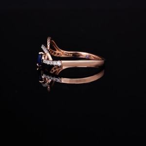 Elegante anillo de lágrima de oro rosa de 14K Zafiro Acentos de diamantes Banda trenzada Ajuste de canal Incrustación Moissanite Main - Product Image 2