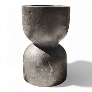 Collection de bougeoirs en pierre noire de luxe avec des hauteurs variées pour une présentation spectaculaire - Product Image 3