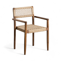 Fauteuil moderne en teck massif avec cannage synthétique pour usage extérieur, idéal pour les restaurants, hôtels, centres commerciaux et salles de sport.