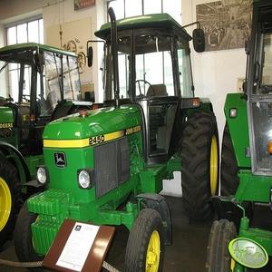 รถแทรคเตอร์2450 John Deere พร้อมวิศวกรรมคุณภาพระดับพรีเมียมที่สร้างขึ้นสำหรับงานฟาร์ม - Product Image 5