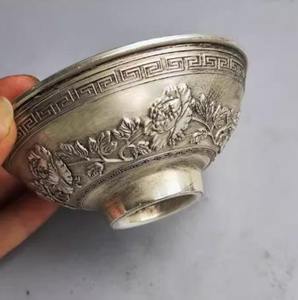 Bol décoratif en métal gravé artisanal, plateau de table élégant pour décoration de salon ou d'événement. - Product Image 1