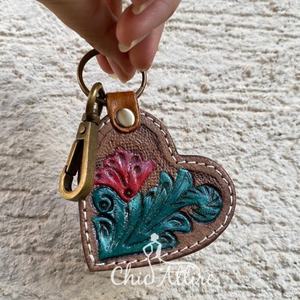 Porte-clés en cuir taillé sculpté à la main Porte-clés en cuir de forme exotique mignon Accessoires en cuir taillé Porte-clés mignons pour unisexe - Product Image 1