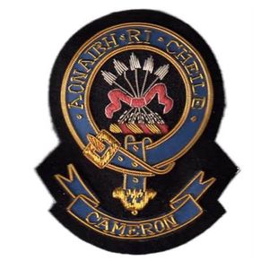 Écusson brodé à la main du blason du clan écossais Cameron. C'est un symbole de loyauté et d'affiliation au Clan Cameron. - Product Image 1