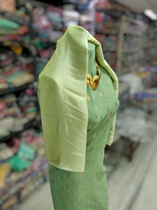 ผ้าฝ้ายสีเขียวมิ้นท์ลายฟรานซาวี ดีแรค พร้อมลายจุดสีทองและลายปักดอกไม้แบบกอร์กอร์ สำหรับโอกาสพิเศษ - Product Image 2