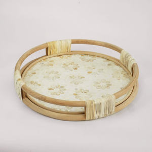 Plateau en rotin multifonctionnel personnalisable avec incrustations de nacre et base en bois, diamètre 50 cm, hauteur 10 cm, pour rangement domestique - Product Image 2