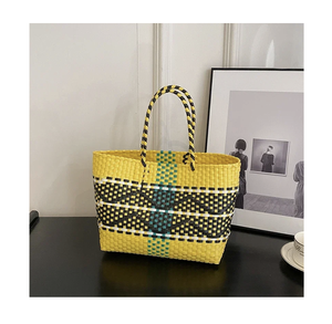 Sacs de shopping en plastique élégants et tendance avec poignée pour l'emballage de vêtements et de boutiques - Product Image 1