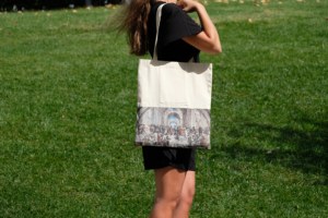 กระเป๋าผ้าแคนวาสที่มีการตัดเย็บด้วยซิปและตกแต่งด้วยโซ่ (36x40ซม.) ในผ้าแจ็คการ์ดโพลีเอสเตอร์100% - Product Image 2