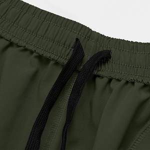 Pantalones cortos de gimnasio personalizados OEM para hombre, poliéster negro, patrón sólido, teñido liso, transpirable, cierre elástico medio, entrenamiento deportivo para Fitness - Product Image 6