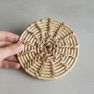 Sous-verre en rotin tissé indien de qualité supérieure, 4 pouces, finition naturelle, rond, rustique, fait à la main, lavable, protecteur de table pour mariage, pour un usage domestique - Product Image 1