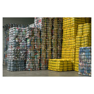 Camisas de segunda mano comprimidas en formato de pacas listas para reventa en mercados de pulgas y centros de ropa globales - Product Image 3