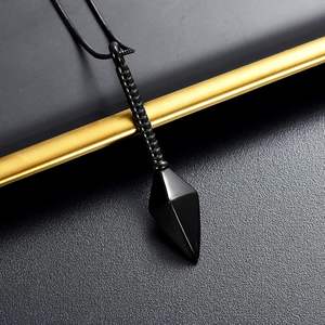 Collar de urna con colgante de lanza de acero a la moda negra moderna, tamaño personalizado, cenizas, joyería de cremación conmemorativa para hombres y mujeres - Product Image 4