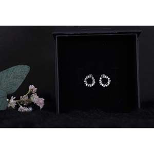 Pendientes de Aro ABIGAIL de Plata de Ley 925 Silverings, Diseño Geométrico Moderno y Religioso, Baño de Rodio con Diamantes y Perlas - Product Image 1