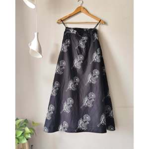 Jupe plissée noire Rose Noir en mousseline de soie douce et respirante, imprimé animal, à sequins, style portefeuille, coupe trapèze courte, ajustement régulier, taille XS - Product Image 2