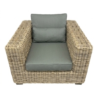 Fauteuil d'extérieur moderne en rotin tressé naturel avec coussin couleur naturelle et accoudoirs larges, pour aménagement de patio et décoration