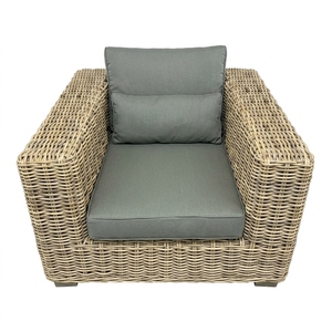 Fauteuil d'extérieur moderne en rotin tressé naturel avec coussin couleur naturelle et accoudoirs larges, pour aménagement de patio et décoration - Product Image 1
