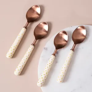 Manche en résine à pois avec cuillère en cuivre ensemble de couverts bicolore dans un nouveau look pour restaurant d'hôtel. - Product Image 3