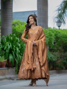 Traje Anarkali clásico con impresionante atuendo encantador de trabajo con lentejuelas para celebraciones y reuniones tradicionales - Product Image 5