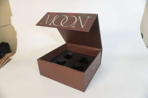 Caja de papel de lujo con cierre magnético para regalar pasteles u otros artículos de lujo - Product Image 3