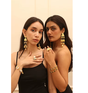 Pendientes de Oro Minimalistas Modernos con Acabado Liso, Perfectos para Conjuntos Sofisticados y Looks Elegantes de la India - Product Image 4