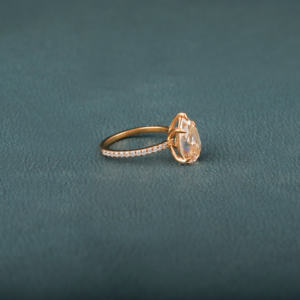 3,0 CT Pear Cut Lab Grown Diamond Half Eternity 14KT Anillo de compromiso de oro con corte redondo Side Diamond Ring Mujeres Regalo sorpresa - Product Image 3