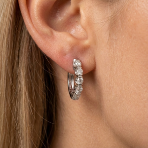 Collection de bijoux intemporels, boucles d'oreilles créoles classiques en or blanc massif 18 carats avec diamants naturels sertis en griffes rondes, anniversaire - Product Image 4