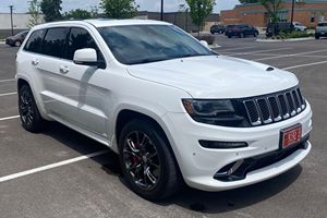 สภาพดีเยี่ยม รถจี๊ป แกรนด์เชโรกี SRT ปี 2015 เครื่องยนต์ 6.4 ลิตร Hemi V8 ระบบขับเคลื่อนสี่ล้อ - Product Image 2