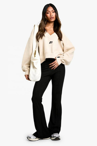 Sudadera de forro polar para mujer con cuello en V, manga larga, estilo relajado, casual, color liso, con logo minimalista en el pecho, estilo urbano, al por mayor - Product Image 2