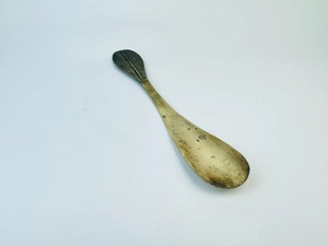 ฮอร์นรองเท้าจากนักออกแบบระดับพรีเมียมพร้อมด้วยลวดลายใบไม้ในแบบศิลปะที่จับทำจากโลหะและออกแบบตามหลักสรีรศาสตร์สำหรับสวมใส่ได้อย่างง่ายดายจากอินเดีย - Product Image 3