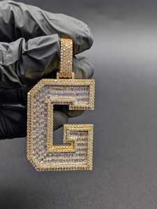 Colgante de Letra G Personalizado con Diamante Moissanite VVS, Plata de Ley 925, Colgante Moderno y Elegante para Unisex, para Usar en Fiestas - Product Image 3