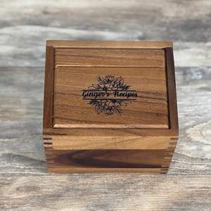 Boîte à bijoux en bois classique et durable avec des détails élégants faits à la main offrant un espace organisé et sûr pour les accessoires - Product Image 1