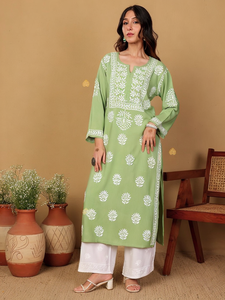 Nuevo diseñador Heavy Rayon Straight Kurti para mujeres Colecciones de ropa informal diaria Ropa India inspirada al mejor precio - Product Image 1