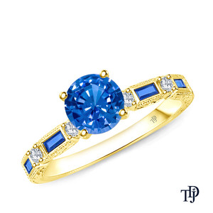 Bague de fiançailles en or 18 carats avec saphir bleu classique et accents baguette - Product Image 2