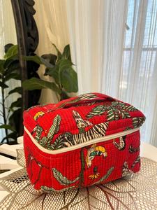 กระเป๋าเครื่องสำอางแบบวินเทจ ผ้าฝ้ายลายป่าสีแดง ปรับแต่งได้ ปิดด้วยซิป ทนทาน กันน้ำ เป็นมิตรกับสิ่งแวดล้อม เหมาะสำหรับการเดินทาง - Product Image 2