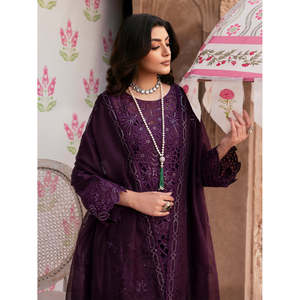Ensemble 3 pièces Mahnur en mousseline brodée avec chemise, dupatta et pantalon en organza brodé - Product Image 2