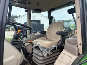 Tracteur agricole John Deere 5055E 4WD à transmission par engrenages avec moteur de 75 CV et pompe de boîte de vitesses 2023 - Product Image 4