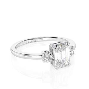 Bague de fiançailles en diamant taille émeraude 3 pierres pour femme - Product Image 4